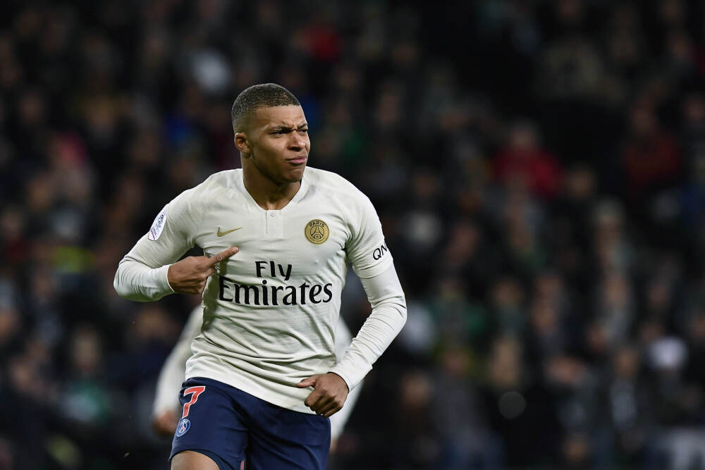 皇马发文纪念迪斯蒂法诺赢得超级金球奖36周年：历史至今唯一一人